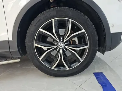 Volkswagen Tiguan L 2017, 66200 км, за 10856.18 USD - фото 6