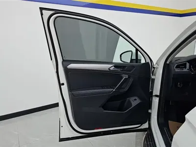 Volkswagen Tiguan L 2017, 66200 км, за 10856.18 USD - фото 7