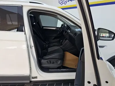 Volkswagen Tiguan L 2017, 66200 км, за 10856.18 USD - фото 8