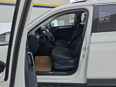 Volkswagen Tiguan L 2017, 66200 км, за 10856.18 USD - фото 9