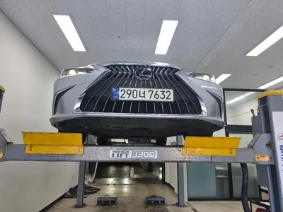 Lexus ES · 2023 год