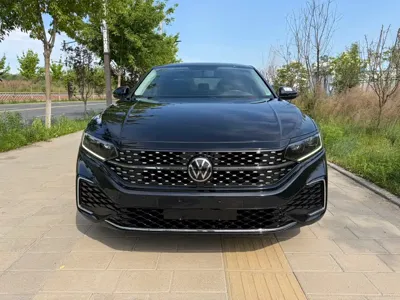 Volkswagen Passat 2023, 61000 км, за 17492.91 USD