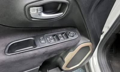 Jeep Renegade 2015, 85101 км, за 5219.69 USD - фото 17