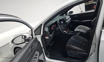 Volkswagen Golf 2024, 8763 км, за 24429.98 USD - фото 10