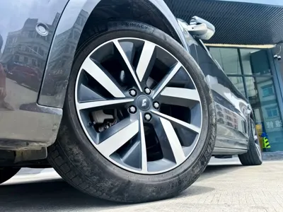 Li Auto Li L8 2023, 30000 км, за 27741.12 USD