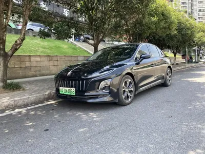 Hongqi Hongqi E-QM5 · 2022 год