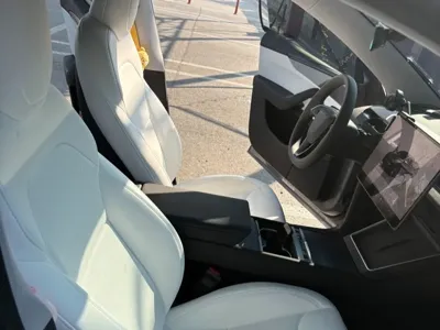 Tesla Model Y 2025, 8500 км, за 39680.15 USD