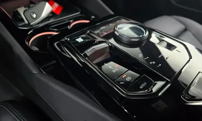 BMW 5-Series 2025, 9075 км, за 46479.86 USD - фото 9
