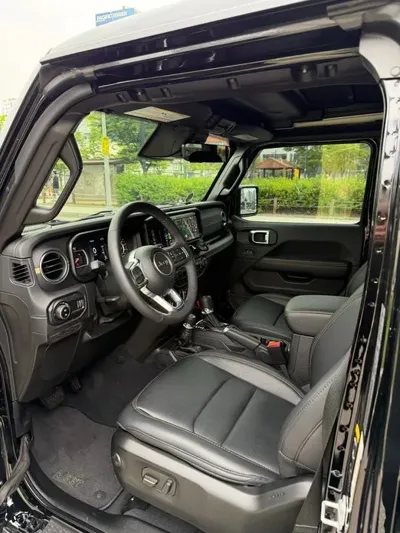 Jeep Wrangler 2025, 6788 км, за 45337.52 USD - фото 11