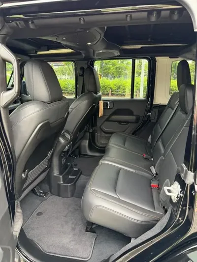 Jeep Wrangler 2025, 6788 км, за 45337.52 USD - фото 12