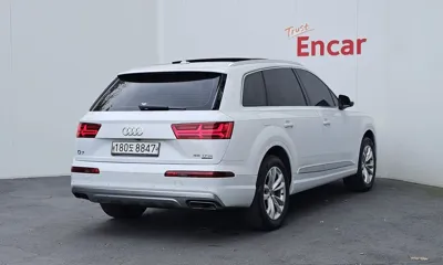Audi Q7 2019, 104786 км, за 17406.72 USD