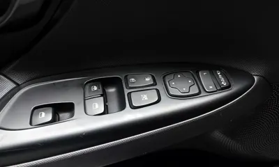 Hyundai Veloster 2018, 83435 км, за 7619.55 USD - фото 17