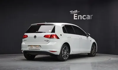 Volkswagen Golf 2015, 90319 км, за 7220.69 USD