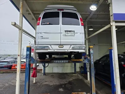 Chevrolet Express Van 2010, 94352 км, за 5854.81 USD