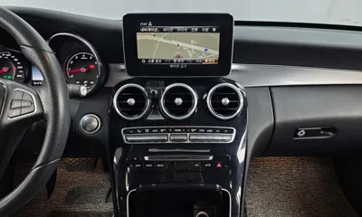 Mercedes-Benz C-Class 2018, 111765 км, за 9897.76 USD - фото 14