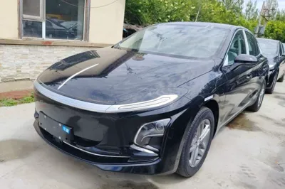 Hongqi E-QM5 · 2025 год