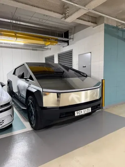 Tesla Cybertruck · 2025 год
