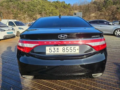 Hyundai Grandeur 2014, 203342 км, за 2822.63 USD