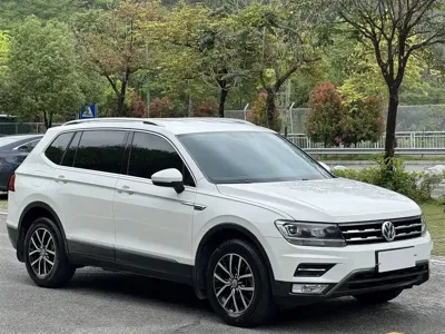 Volkswagen Tiguan L 2017, 140000 км, за 8516.4 USD