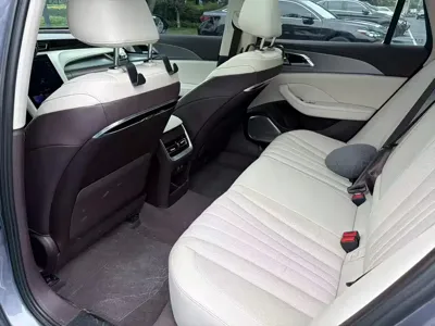 Hongqi Hongqi H5 2023, 38000 км, за 10859.12 USD