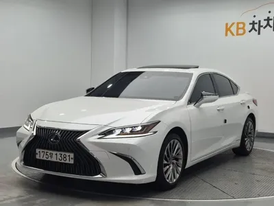 Lexus ES · 2021 год