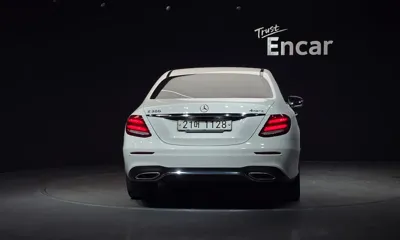 Mercedes-Benz E-Class 2018, 84671 км, за 17486.83 USD