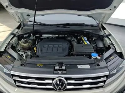 Volkswagen Tiguan L 2021, 57699 км, за 16644.67 USD - фото 10