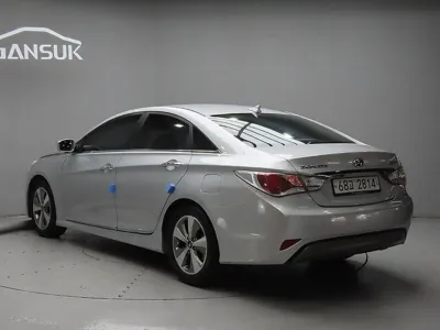 Hyundai Sonata 2012, 98289 км, за 2822.63 USD