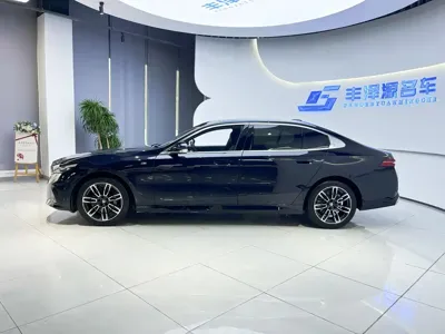 BMW 5 Series 2025, 23300 км, за 41641.33 USD