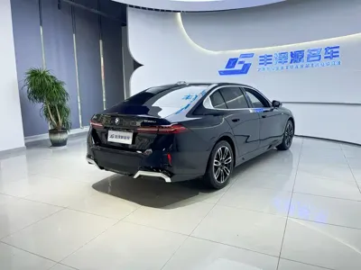 BMW 5 Series 2025, 23300 км, за 41641.33 USD