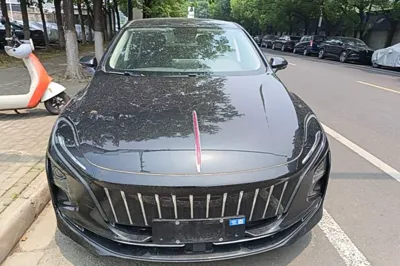 Hongqi E-QM5 · 2023 год