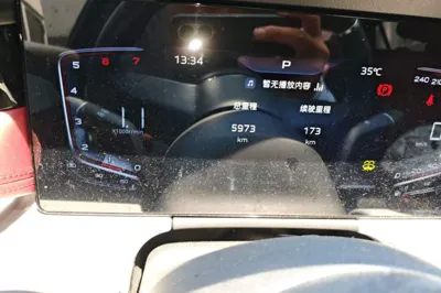Hongqi H5 2025, 6000 км, за 16856 USD - фото 11