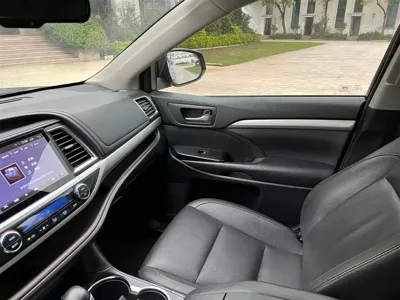 Toyota Highlander 2017, 101000 км, за 14243.4 USD