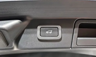 Land Rover Range Rover Velar 2018, 114623 км, за 18434.09 USD - фото 20