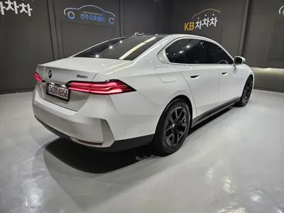 BMW 5-Series 2024, 24047 км, за 33805.96 USD