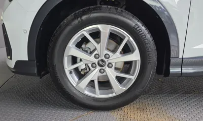Audi Q3 2023, 32543 км, за 35454.1 USD