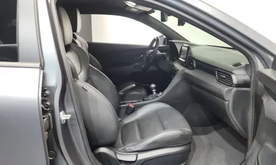 Hyundai Veloster 2019, 82785 км, за 10175.09 USD - фото 12