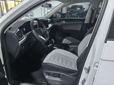 Volkswagen Tayron 2023, 30000 км, за 26050.16 USD