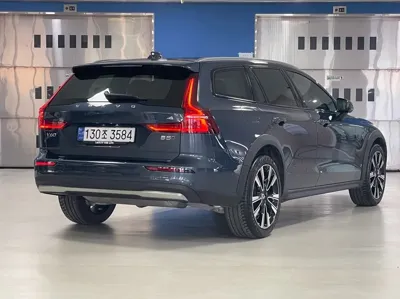 Volvo V60 2024, 18210 км, за 30523.83 USD