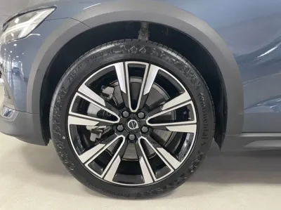 Volvo V60 2024, 18210 км, за 30523.83 USD