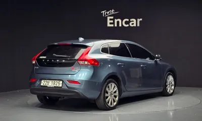 Volvo V40 2014, 301101 км, за 2240.88 USD