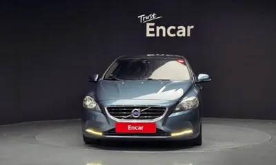 Volvo V40 2014, 301101 км, за 2240.88 USD
