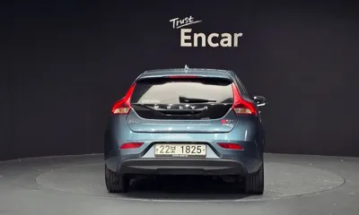 Volvo V40 2014, 301101 км, за 2240.88 USD