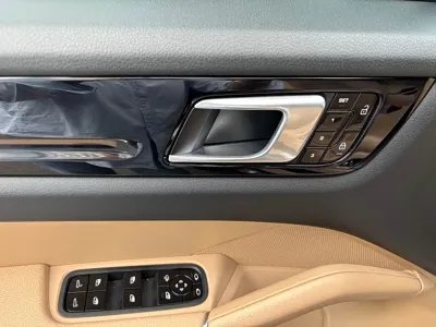 Porsche Cayenne 2021, 49000 км, за 71511.27 USD - фото 21