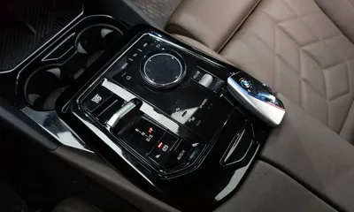 BMW 5-Series 2024, 25827 км, за 38235.67 USD - фото 9