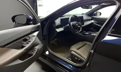BMW 5-Series 2024, 25827 км, за 38235.67 USD - фото 10