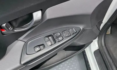 Hyundai Veloster 2018, 85781 км, за 7741.35 USD - фото 19