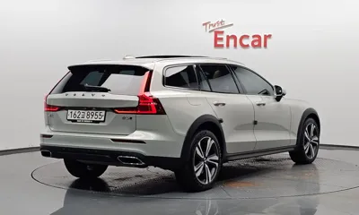 Volvo V60 2021, 46513 км, за 20021.01 USD