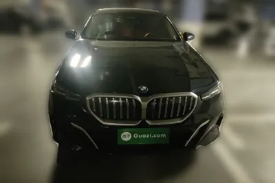 BMW 5 Series 2025, 31400 км, за 45596 USD