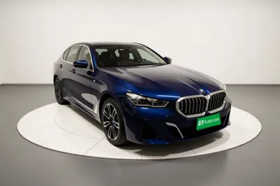 BMW 5 Series 2025, 31400 км, за 45596 USD